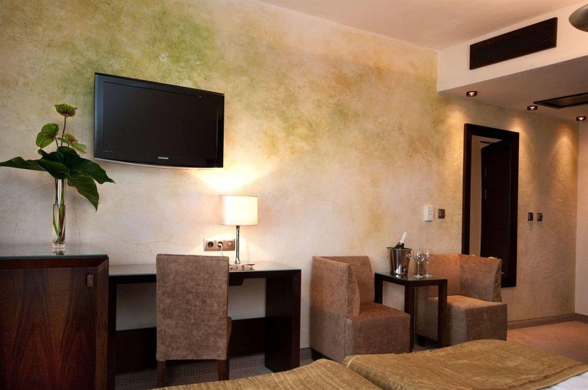 Hotel Remes โอปาเลนิซา ภายนอก รูปภาพ