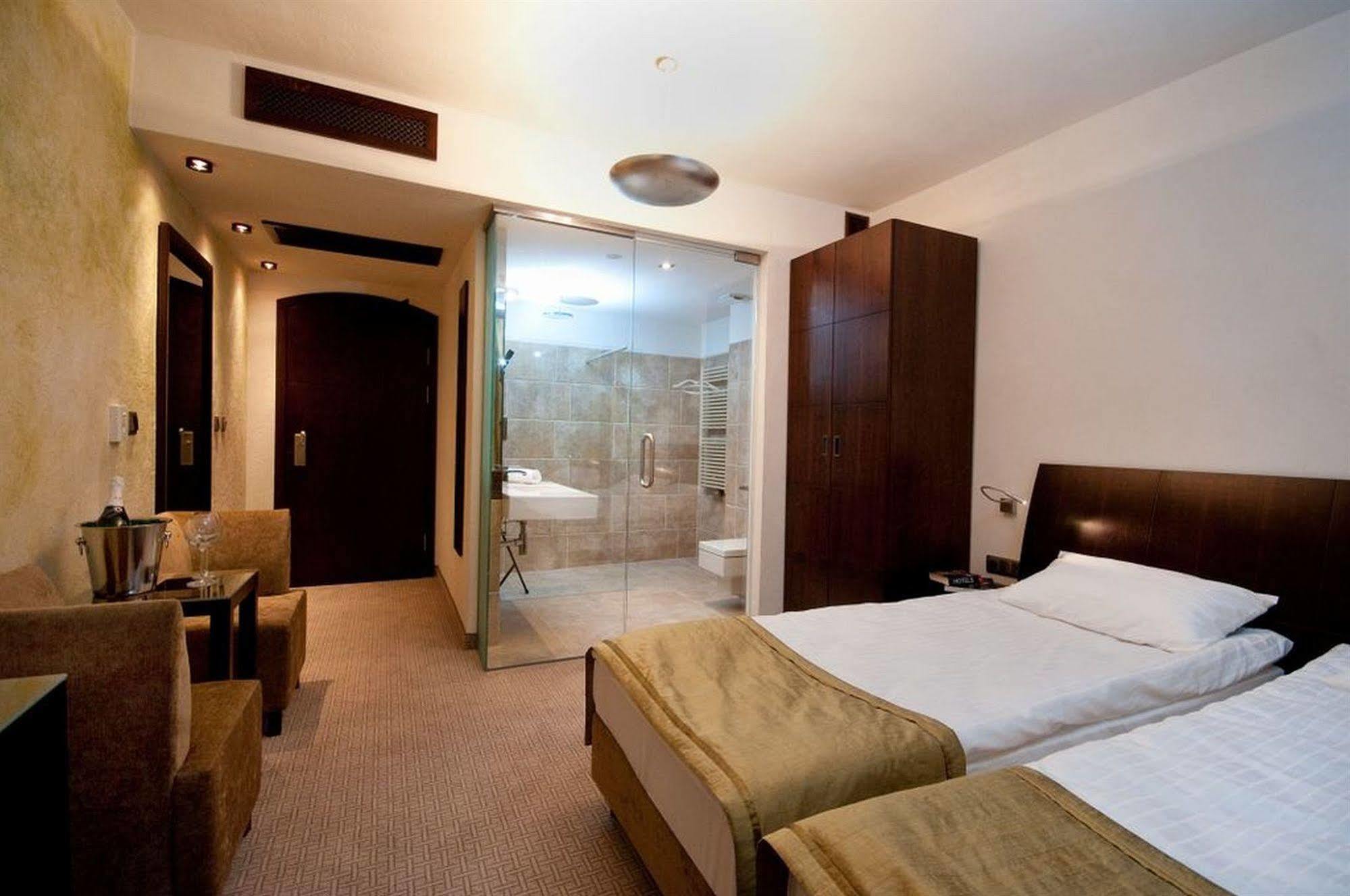 Hotel Remes โอปาเลนิซา ภายนอก รูปภาพ